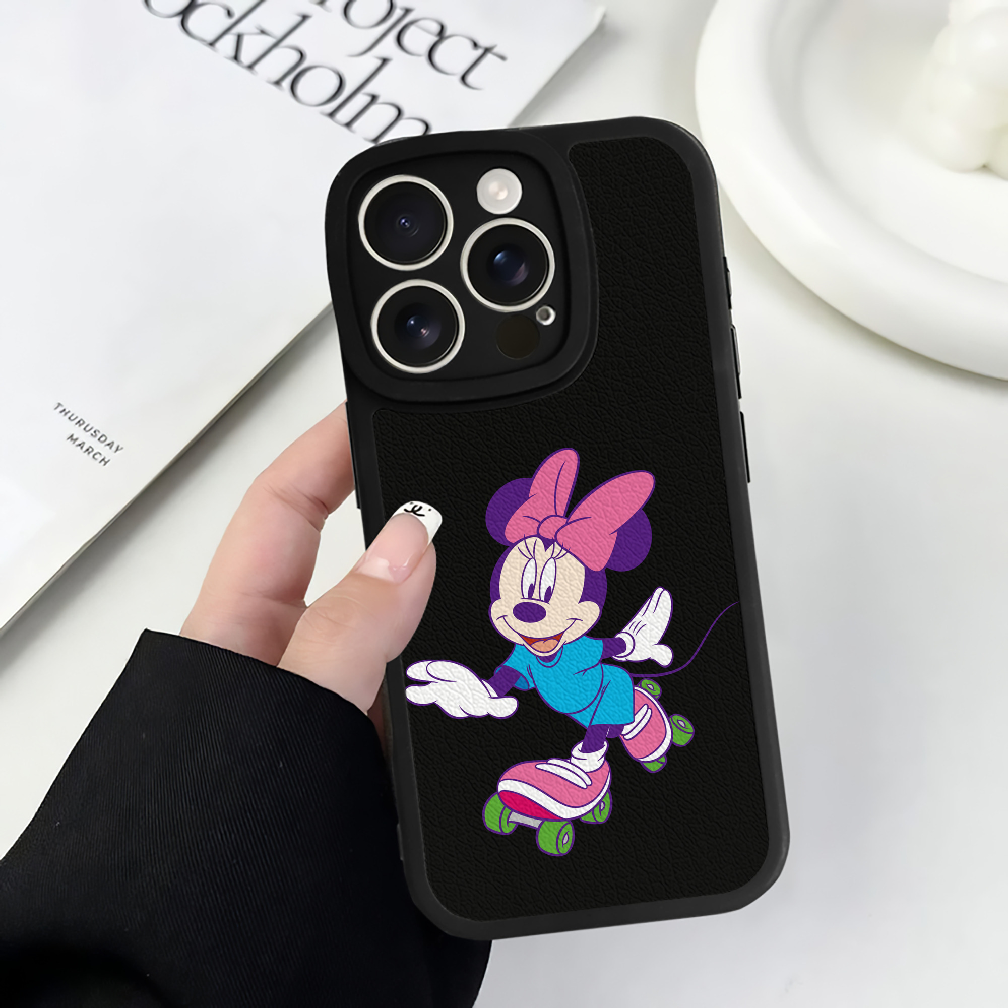 （画像用） ミッキーマウス Mickey Mouse 【iPhone 16シリーズ対応】シリコンスマホケース（レザー調） 材質：シリコン
